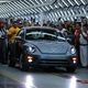 Trabajadores de la fábrica de Volkswagen en Puebla, México celebran los últimos Beetles que construirán jamás.